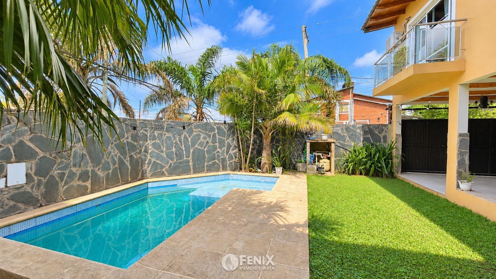 CASA EN VENTA DE 3 DORMITORIOS - BARRIO ALTA GRACIA - DOS PLANTAS, PISCINA (CF1425)