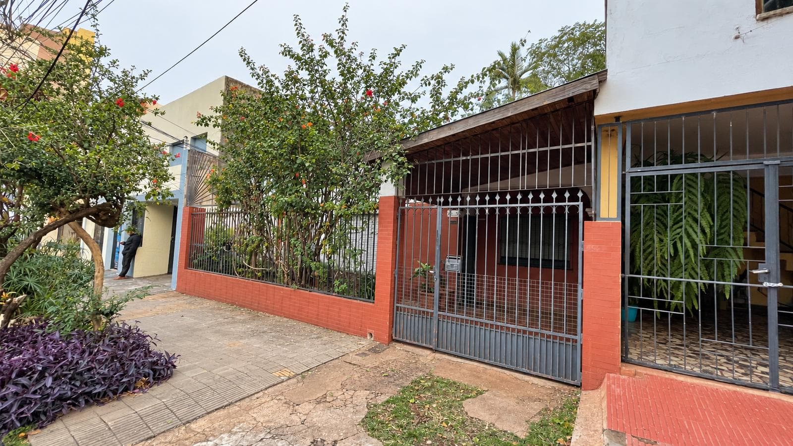 CF1390 - CASA CÉNTRICA A REFACCIONAR - 3 DORMITORIOS